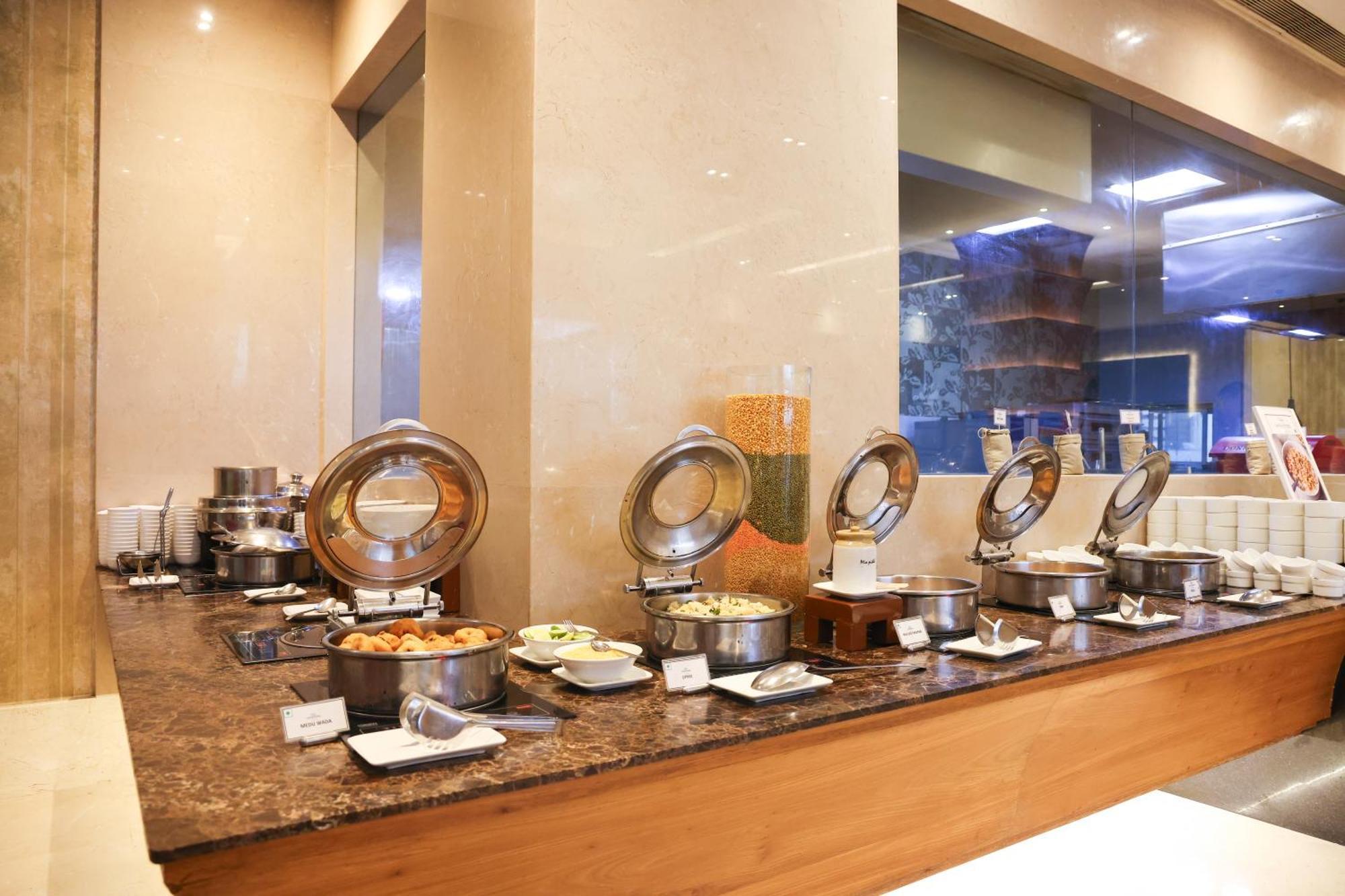 Balaji Sarovar Premiere Solapur Bagian luar foto