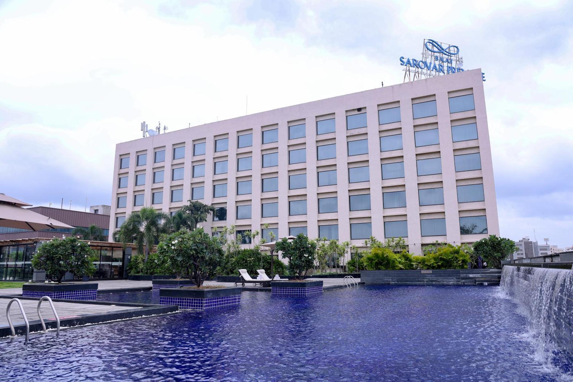 Balaji Sarovar Premiere Solapur Bagian luar foto